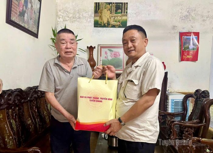 Đồng chí Trần Việt Tuyên, Phó Bí thư Đảng ủy, Phó Giám đốc Báo và phát thanh, truyền hình Tuyên Quang tặng quà ông Nguyễn Bá Sửu, là người tham gia kháng chiến bị nhiễm chất độc hóa học, phường An Tường.