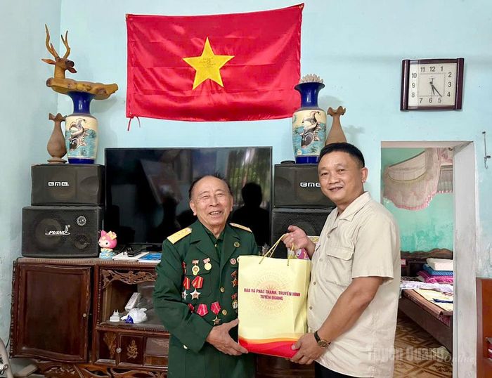 Đồng chí Trần Việt Tuyên thăm, tặng quà gia đình ông Nguyễn Đức Trường, thương binh hạng 3/4, phường Minh Xuân.