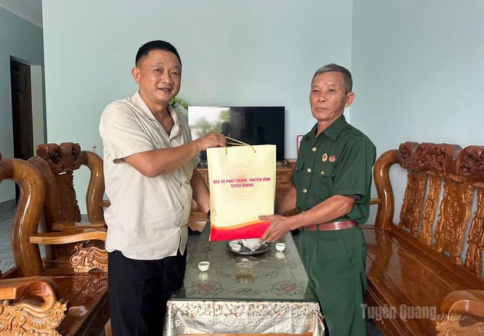 Đồng chí Trần Việt Tuyên thăm, tặng quà ông Trần Xuân Dậu, thương binh hạng 3/4, tổ 15, phường An Tường.