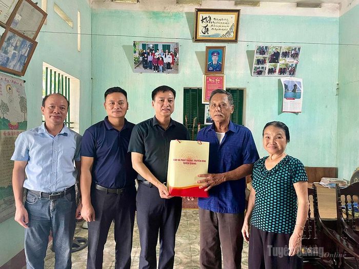 Đồng chí Ngô Chiến Quang, Phó Giám đốc Báo và phát thanh, truyền hình Tuyên Quang thăm, tặng quà ông Lê Quang Tĩnh, người hoạt động kháng chiến bị nhiễm chất độc hóa học, tổ 1 Trung Môn, phường Minh Xuân.