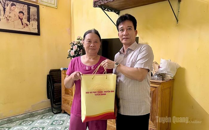 Đồng chí Nguyễn Mạnh Cường, Phó Giám đốc Báo và phát thanh, truyền hình Tuyên Quang trao quà cho đại diện gia đình ông Nguyễn Đình Ngân, người hoạt động kháng chiến bị nhiễm chất độc hóa học trên 90%, tổ 11, phường Nông Tiến.
