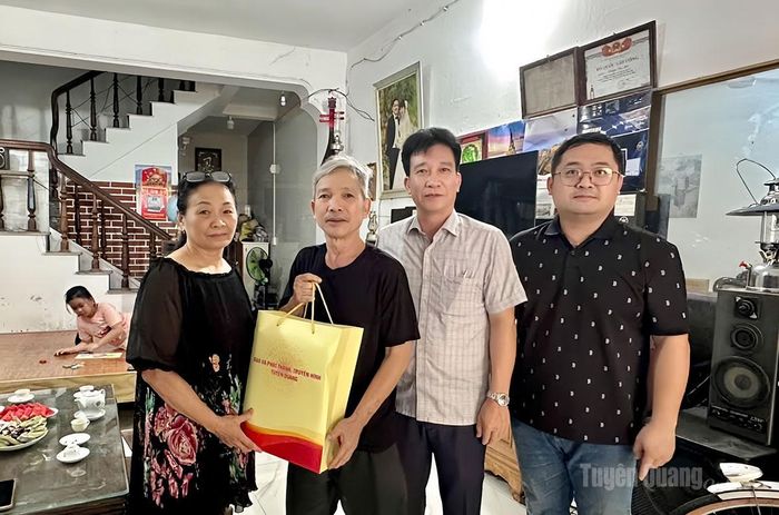 Đồng chí Nguyễn Mạnh Cường, Phó Giám đốc Báo và phát thanh, truyền hình Tuyên Quang thăm, tặng quà ông Nguyễn Thế Hòa, đại diện gia đình thờ cúng liệt sĩ, phường Minh Xuân.