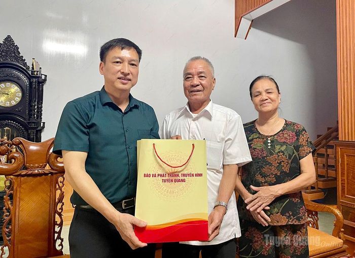 Đồng chí Ngô Chiến Quang, Phó Giám đốc Báo và phát thanh, truyền hình Tuyên Quang thăm, tặng quà ông Đặng Sơn Bích, người hoạt động kháng chiến bị nhiễm chất độc hóa học, phường An Tường.