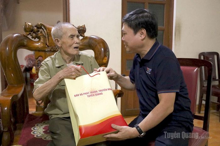Đồng chí Mai Đức Thông, Ủy viên Ban Chấp hành Đảng bộ tỉnh, Giám đốc Báo và phát thanh, truyền hình Tuyên Quang, Chủ tịch Hội Nhà báo tỉnh trao quà tri ân ông Nguyễn Đức Quỳ, thương binh hạng 4/4, thôn 1 Minh Phú, xã Yên Phú.