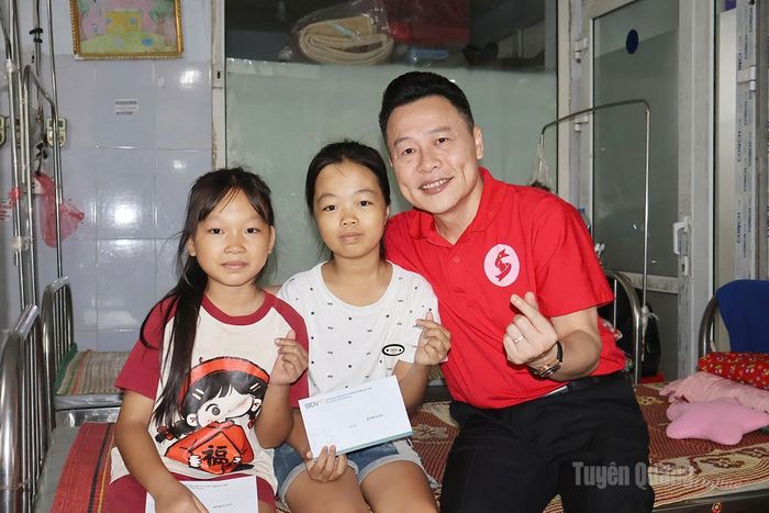 Lãnh đạo Hội CTĐ tỉnh tặng quà cho bệnh nhân tan máu bẩm sinh tại Bệnh viện Đa khoa tỉnh Tuyên Quang.