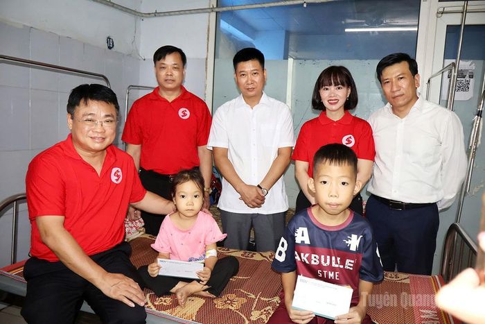 Các đại biểu tặng quà cho bệnh nhân tan máu bẩm sinh tại Bệnh viện Đa khoa tỉnh Tuyên Quang.