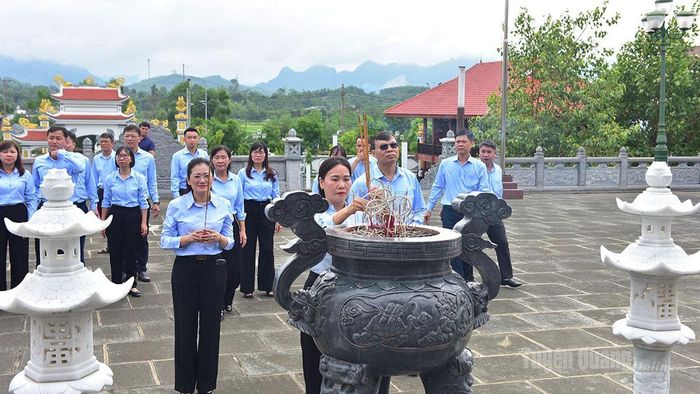 Cơ quan Đảng ủy UBND tỉnh do đồng chí Phó Bí thư Thường trực chuyên trách Đảng ủy UBND tỉnh Nông Thị Bích Huệ làm Trưởng đoàn dâng hoa, dâng hương tại Nghĩa trang Liệt sĩ tỉnh.
