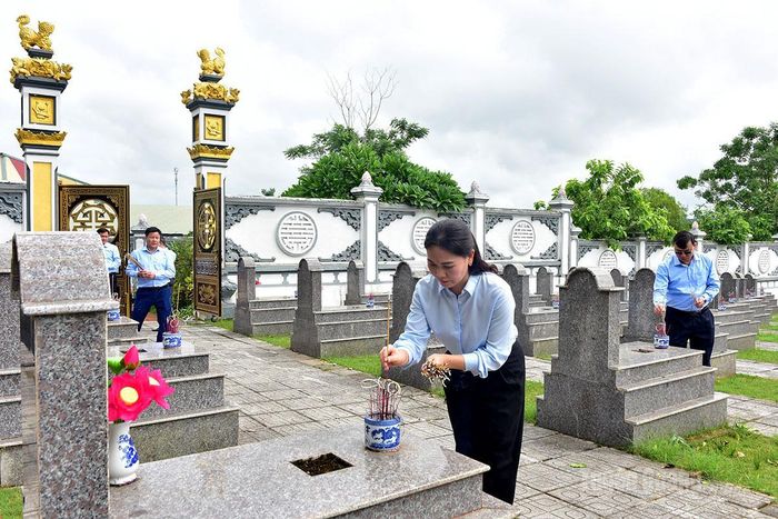 Đồng chí Phó Bí thư Thường trực chuyên trách Đảng ủy UBND tỉnh Nông Thị Bích Huệ thắp hương mộ liệt sĩ.