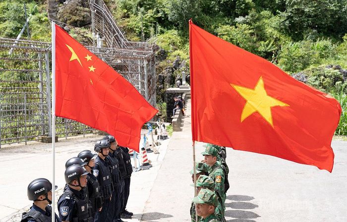 Quốc kỳ hai nước được hai lực lượng tuần tra của Việt Nam và Trung Quốc giương cao trong suốt buổi tuần tra thực thi pháp luật.