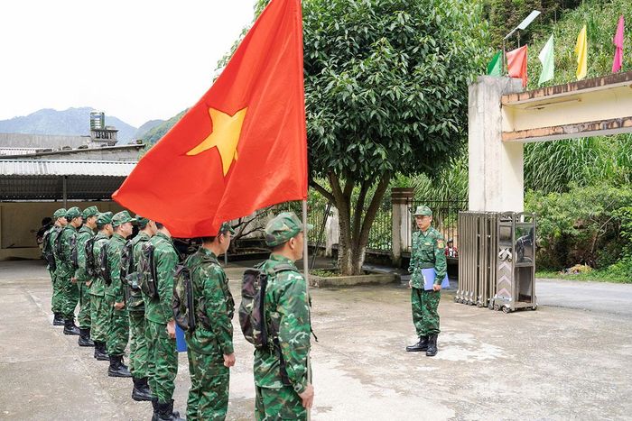 Chỉ huy Đội tuần tra phổ biến nhiệm vụ, kiểm tra trang bị và quán triệt các quy định cho lực lượng trước khi lên đường.