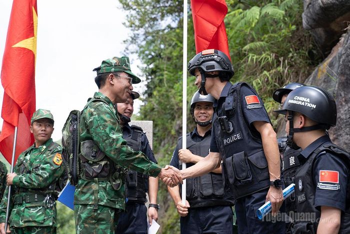Đại diện chỉ huy hai bên bắt tay hữu nghị, khẳng định sự hợp tác chặt chẽ và kết thúc tốt đẹp buổi tuần tra liên hợp.