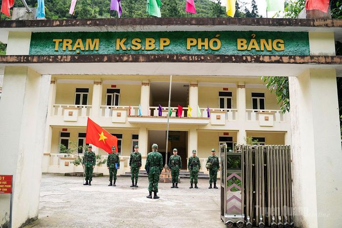 Đội hình tuần tra tập trung, chỉnh đốn hàng ngũ tại sân Trạm Kiểm soát Biên phòng Phó Bảng.