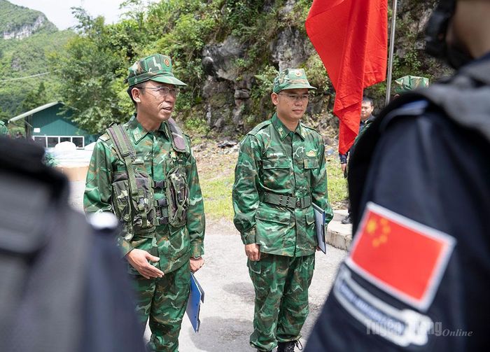 Đại diện Đồn Biên phòng Phó Bảng trao đổi, thống nhất các nội dung và kế hoạch kiểm soát liên hợp với phía Trung Quốc.