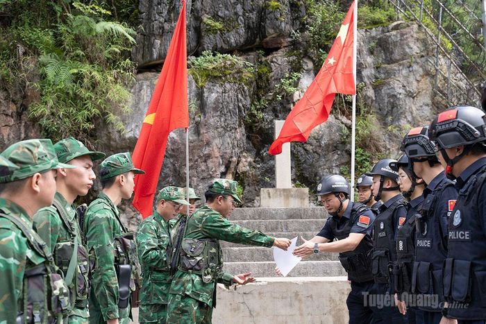 Đại diện hai bên tiến hành bàn giao, trao đổi biên bản làm việc và thông tin liên quan đến công tác quản lý, bảo vệ biên giới.