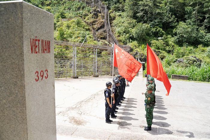 Lực lượng hai bên hội quân và dàn đội hình trang nghiêm tại khu vực mốc quốc giới 393.