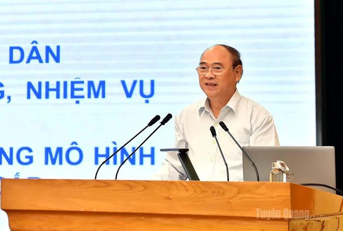 Đồng chí Bùi Đặng Dũng, nguyên Phó Chủ nhiệm Ủy ban Tài chính - Ngân sách của Quốc hội trình bày chuyên đề tập huấn.