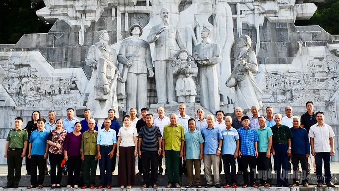 Lãnh đạo Sở Dân tộc và Tôn giáo và Đoàn đại biểu người có uy tín trong vùng đồng bào dân tộc thiểu số tỉnh chụp ảnh lưu niệm tại Quảng trường Nguyễn Tất Thành.