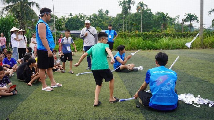 Các em học sinh thích thú khi được học cách chế tạo tên lửa từ giấy và vỏ chai nhựa.