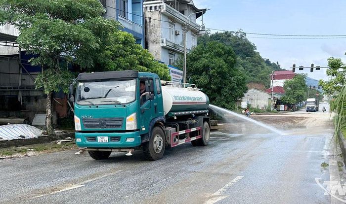 Các lực lượng chức năng đã tiến hành dọn vệ sinh trên tuyến đường thuộc thôn Thống Nhất, xã Chợ Rã.