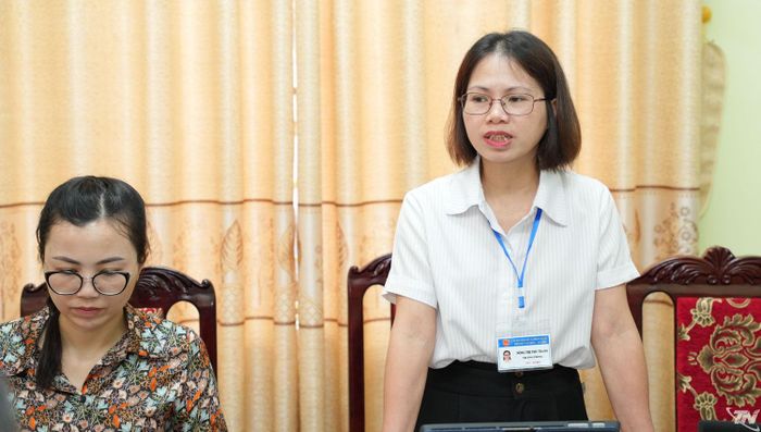 Thành viên Đoàn giám sát nêu câu hỏi tại buổi làm việc.