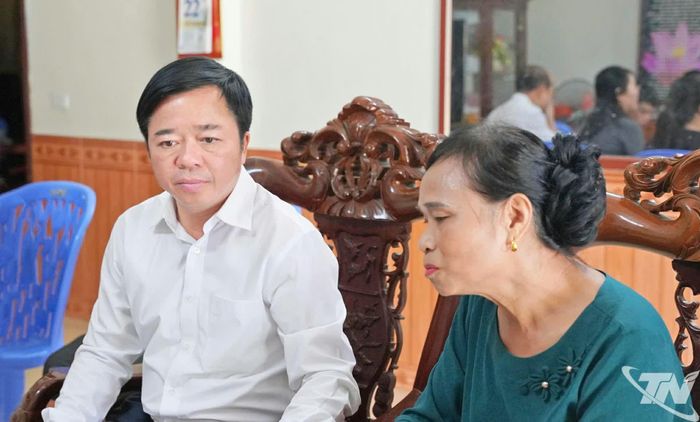Đồng chí Phó Bí thư Tỉnh ủy, Chủ tịch HĐND tỉnh ân cần thăm hỏi gia đình.