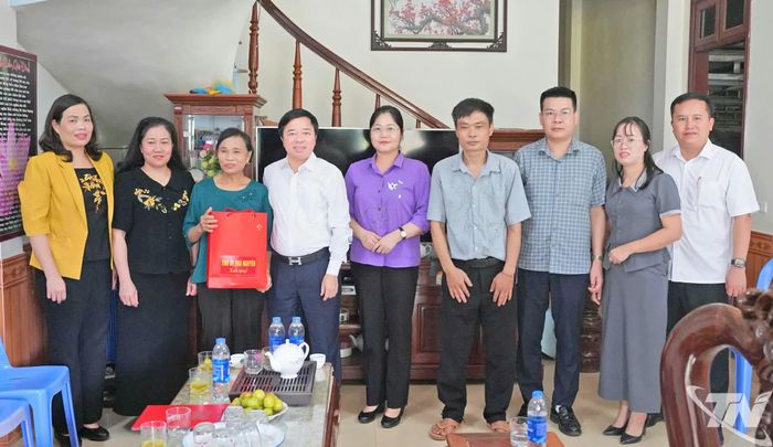 Đồng chí Phó Bí thư Tỉnh ủy và Đoàn công tác trao quà cho gia đình liệt sĩ Lý Văn Giáp.