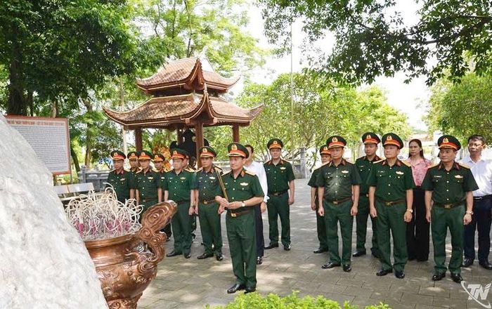Đoàn dâng hương tại Khu di tích 27-7 xã Đại Phúc.