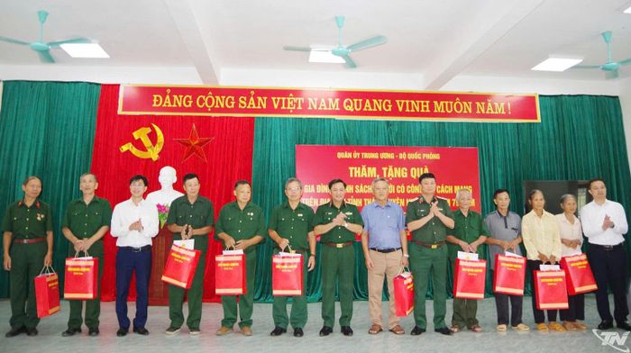 Đoàn trao 50 suất quà cho gia đình chính sách, người có công của các xã Phú Đình và Trung Hội.