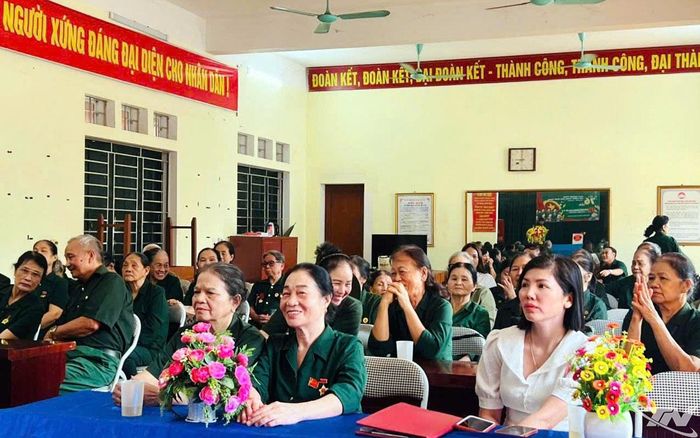 Cựu TNXP Đại đội 915, Đội 91 Bắc Thái cùng thân nhân các liệt sĩ tại buổi gặp mặt.