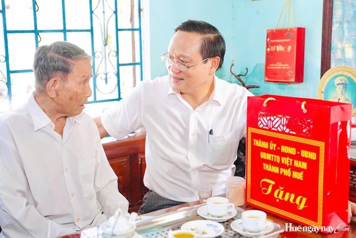 Phó Chủ tịch Thường trực HĐND thành phố Nguyễn Quang Tuấn thăm, tặng quà gia đình chính sách tại phường Thanh Thủy.