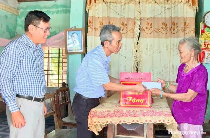 UVTV Thành ủy, Trưởng ban Tuyên giáo và Dân vận Thành ủy Hoàng Khánh Hùng tặng quà gia đình chính sách ở xã Quảng Điền.