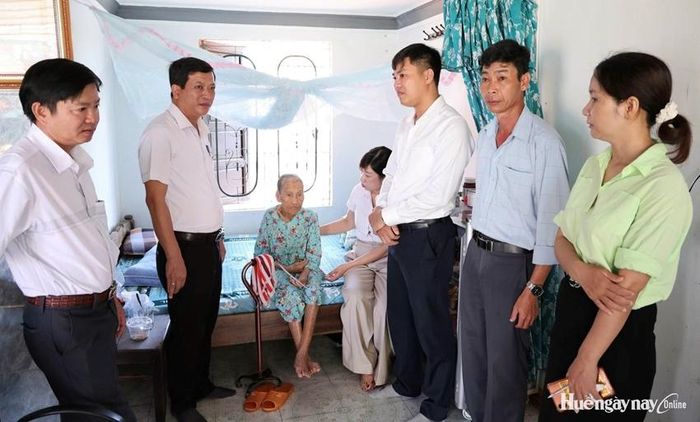 Lãnh đạo phường Phong Phú thăm, tặng quà Bà mẹ Việt Nam anh hùng Lê Thị Hài.