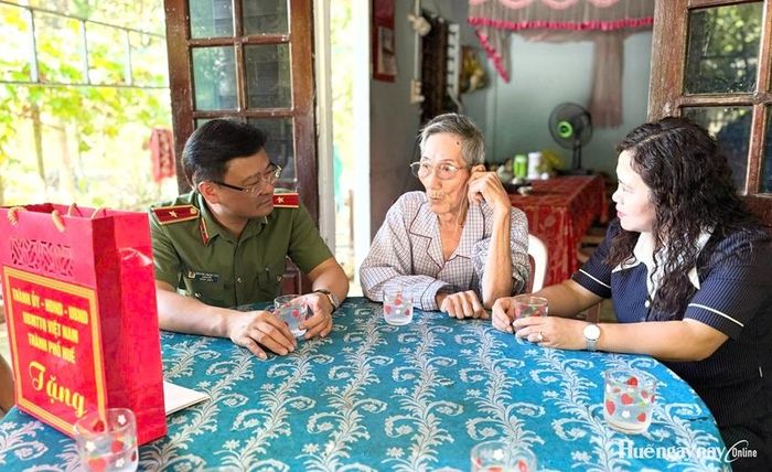 Thiếu tướng Nguyễn Thanh Tuấn (ngoài cùng bên trái), Giám đốc Công an TP. Huế thăm hỏi, tặng quà tri ân ông Mai Trung.