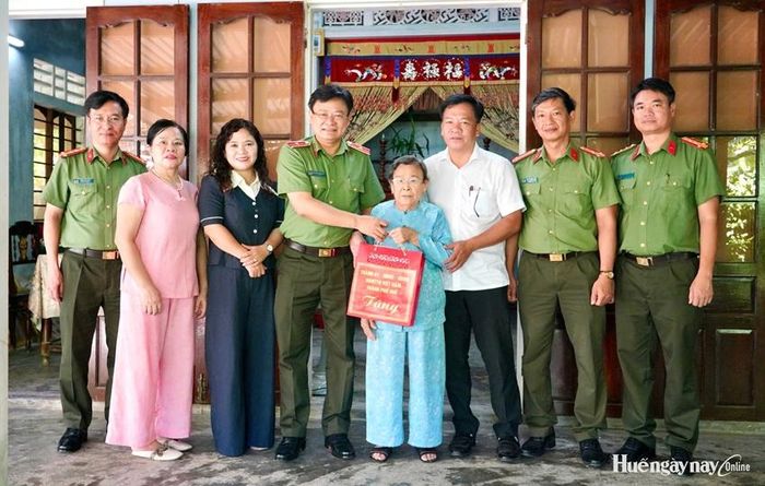 Thiếu tướng Nguyễn Thanh Tuấn (thứ 4 từ trái sang), Giám đốc Công an TP. Huế thăm hỏi, tặng quà tri ân bà Lại Thị Tâm.