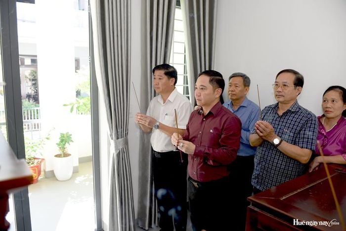 Đoàn công tác của Ban Tổ chức Trung ương và Ban Tổ chức Thành ủy thắp hương tri ân liệt sĩ Nguyễn Văn Thân.