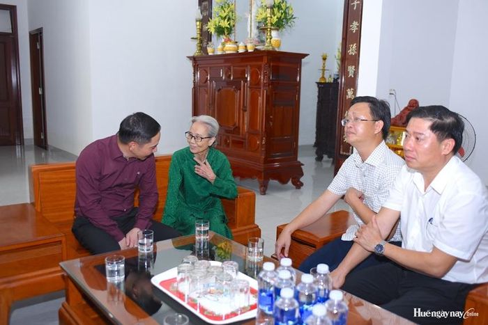 Đoàn công tác đến thăm hỏi gia đình liệt sĩ Nguyễn Mậu Thôn.