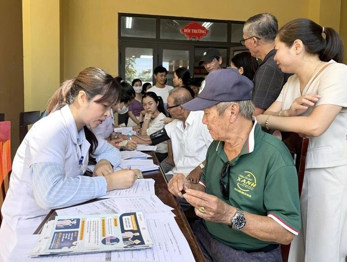 Khám sàng lọc cho đối tượng chính sách ở Thuận An 