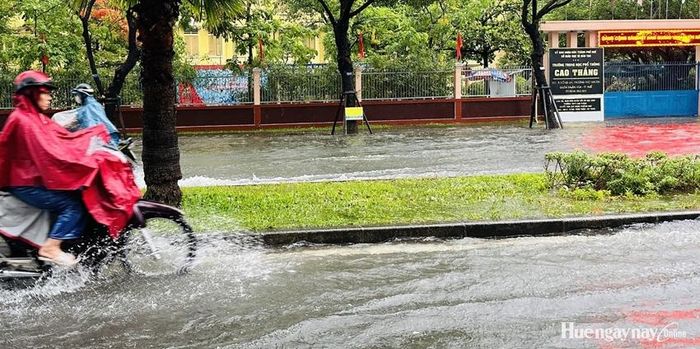 Chiều nay (23/7) một số phường, xã trên địa bàn TP. Huế có khả năng xảy ra dông, lốc sét, mưa đá và mưa lớn cục bộ