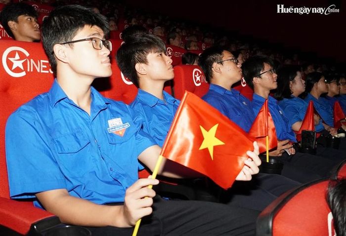Đoàn viên, thanh niên theo dõi bộ phim "Mùi cỏ cháy" trong chương trình chiếu phim lịch sử do Thành đoàn Huế tổ chức