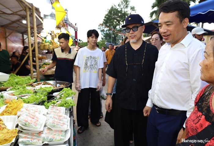 Đồng chí Trần Hữu Thùy Giang, TUV, Phó Chủ tịch UBND thành phố tham quan các gian hàng tại chương trình Huế - Kinh đô ẩm thực 2026