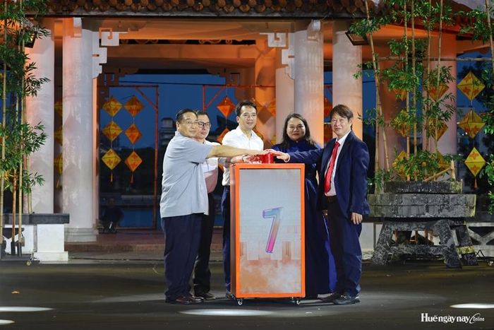 Các đại biểu thực hiện nghi thức khai mạc chương trình