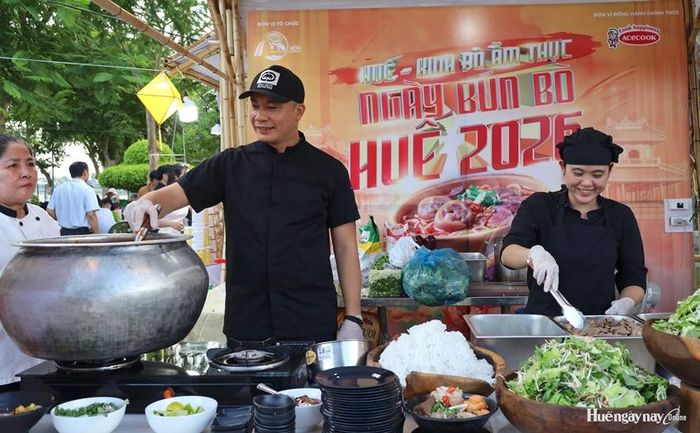 Nhiều gian hàng chế biến và phục vụ món bún bò Huế cho người dân và du khách tại chương trình Huế - Kinh đô ẩm thực 2026