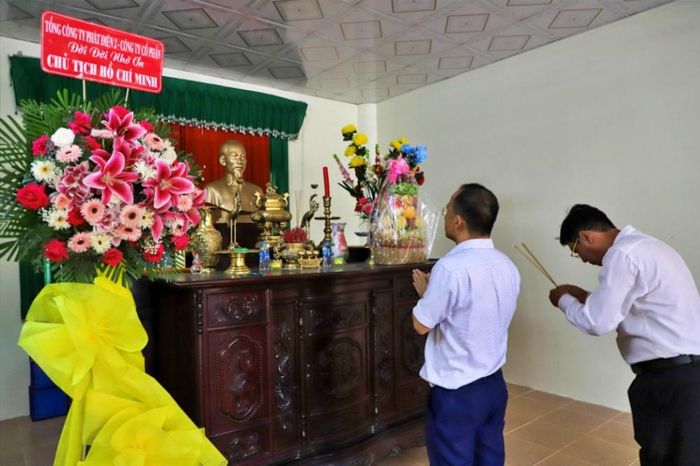 Đoàn dâng hương tại Đền thờ Chủ tịch Hồ Chí Minh.