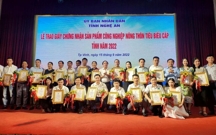 Sở Công Thương tỉnh Nghệ An trao Giấy chứng nhận cho 25 sản phẩm, bộ sản phẩm công nghiệp nông thôn tiêu biểu tỉnh năm 2022