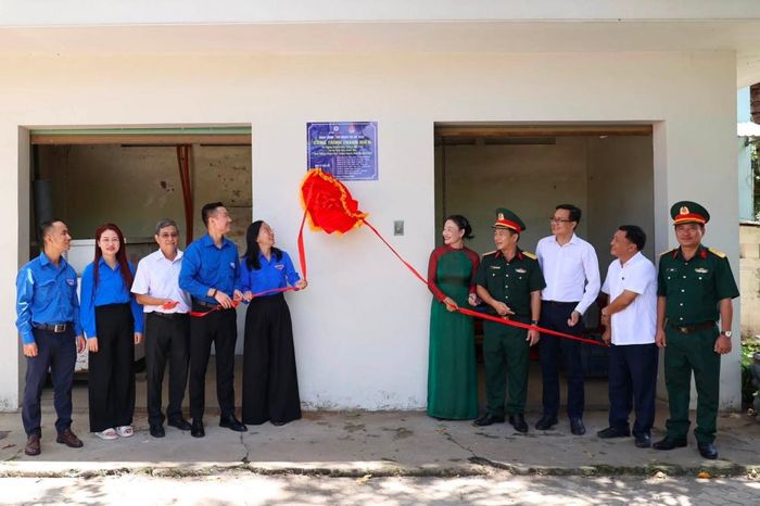 Các đại biểu thực hiện nghi thức khánh thành công trình thanh niên “Hệ thống điện năng lượng mặt trời” tại Khu tưởng niệm cố Thủ tướng Võ Văn Kiệt, ngày 22/7