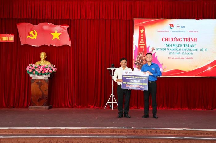 Đồng chí Phạm Xuân Minh Trí - Bí thư Đoàn Thanh niên EVN (bên phải) trao biểu trưng hỗ trợ sửa căn nhà tình nghĩa trên địa bàn xã Thới Lai, TP. Cần Thơ, ngày 21/7