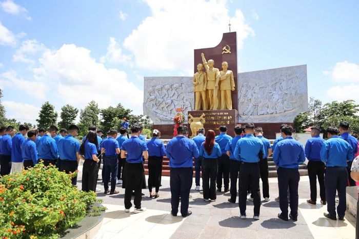 Đoàn Thanh niên EVN dâng hương tại Khu di tích lịch sử quốc gia An Nam Cộng sản Đảng, ngày 21/7