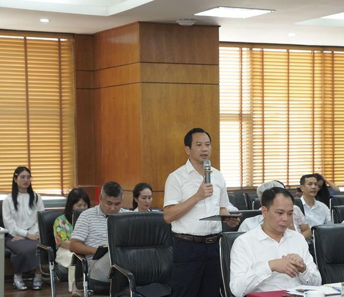 Ông Lê Văn Khanh, Giám đốc Công ty FOMECO, kiến nghị các giải pháp nâng cao năng lực cạnh tranh và phát triển công nghiệp hỗ trợ tại buổi làm việc.