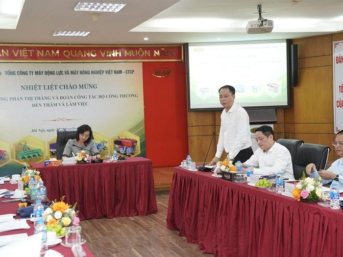 Ông Ngô Khải Hoàn, Chủ tịch Hội đồng quản trị VEAM phát biểu tại buổi làm việc với Thứ trưởng Bộ Công Thương Phan Thị Thắng.