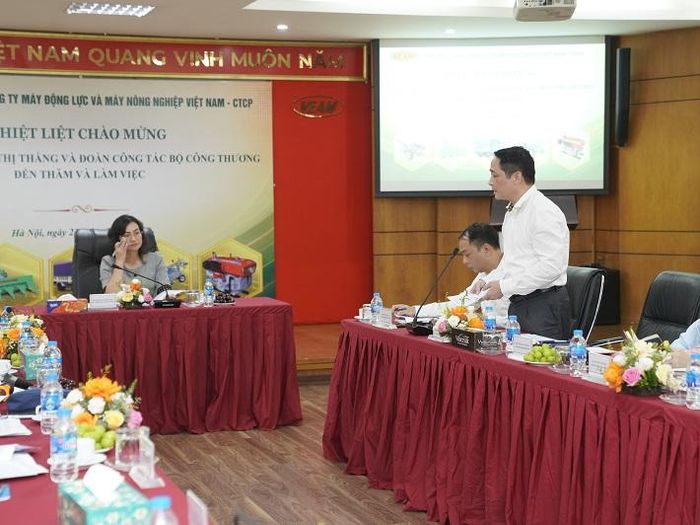 Ông Nguyễn Hoàng Giang - Tổng giám đốc VEAM, phát biểu ý kiến tại buổi làm việc với Thứ trưởng Bộ Công Thương Phan Thị Thắng.